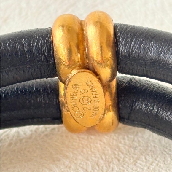 Vintage cuff bracelet CHANEL by Karl Lagerfeld - Picture 4 of 13